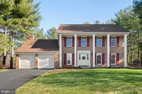 9832 Faust Dr, Vienna, VA 22182 photo 2