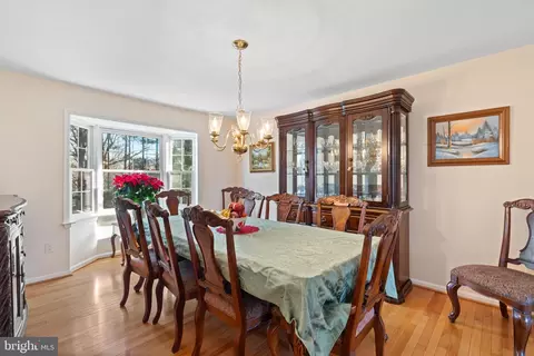 9832 Faust Dr, Vienna, VA 22182 photo 9