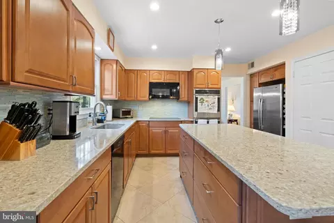 9832 Faust Dr, Vienna, VA 22182 photo 12