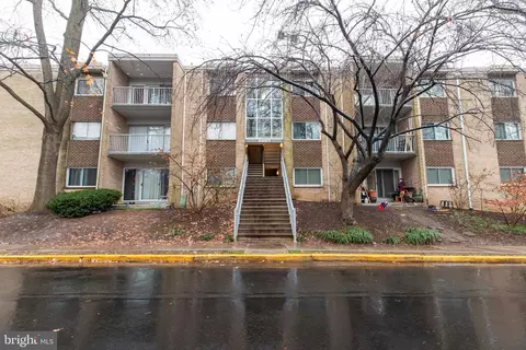 2901 Charing Cross Rd #15, Falls Church, VA 22042