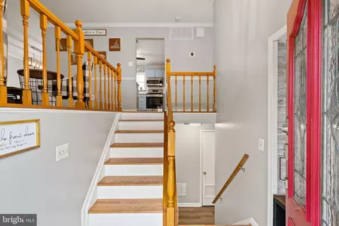 Entry Way - 6901 Raspberry Plain Pl, Springfield, VA 22153 photo 2 of 6