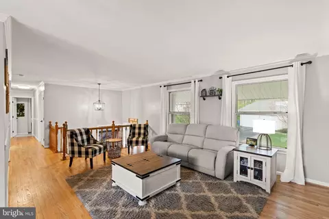 Living - 6901 Raspberry Plain Pl, Springfield, VA 22153 photo 2 of 6
