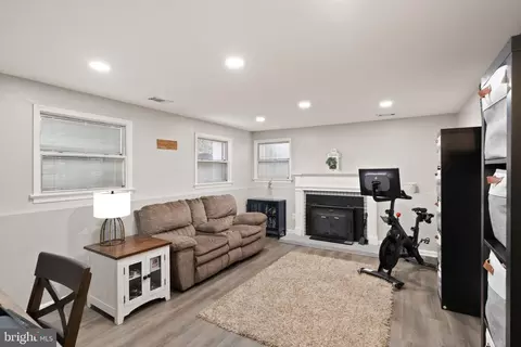 Living - 6901 Raspberry Plain Pl, Springfield, VA 22153 photo 5 of 6
