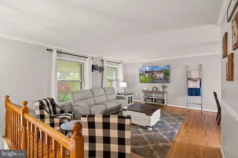 Living - 6901 Raspberry Plain Pl, Springfield, VA 22153 photo 1 of 6