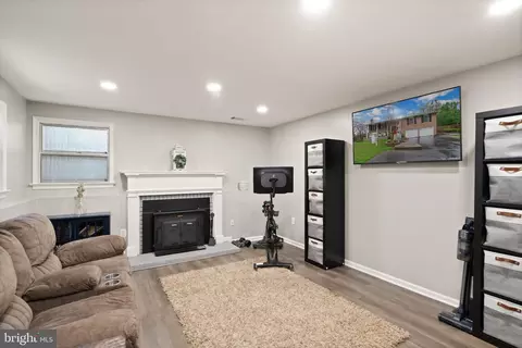 Living - 6901 Raspberry Plain Pl, Springfield, VA 22153 photo 4 of 6