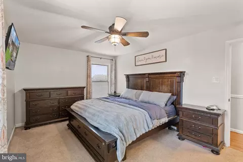 Bedroom - 6901 Raspberry Plain Pl, Springfield, VA 22153 photo 1 of 9