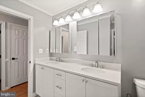 Bath - 6901 Raspberry Plain Pl, Springfield, VA 22153 photo 2 of 3