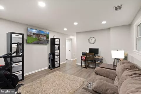 Living - 6901 Raspberry Plain Pl, Springfield, VA 22153 photo 6 of 6