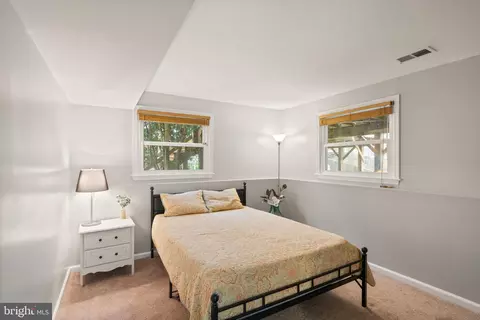 Bedroom - 6901 Raspberry Plain Pl, Springfield, VA 22153 photo 8 of 9