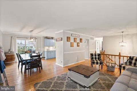 Living - 6901 Raspberry Plain Pl, Springfield, VA 22153 photo 3 of 6