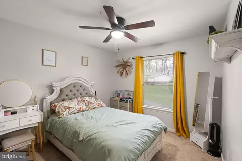 Bedroom - 6901 Raspberry Plain Pl, Springfield, VA 22153 photo 4 of 9