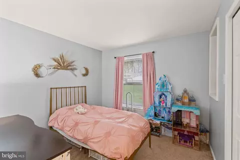 Bedroom - 6901 Raspberry Plain Pl, Springfield, VA 22153 photo 6 of 9