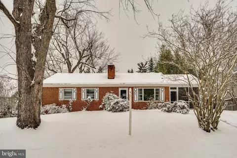 6516 Fairlawn Dr, Mclean, VA 22101 photo 3