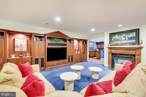 Living - 7844 Montvale Way, Mclean, VA 22102 photo 6 of 8