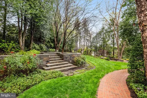 Exterior - 7844 Montvale Way, Mclean, VA 22102 photo 10 of 25