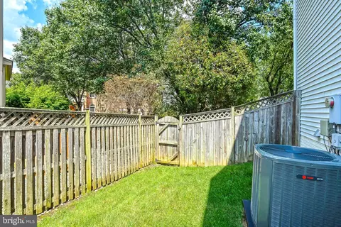 Exterior - 8153 Stream Side Ct, Vienna, VA 22182 photo 4 of 4