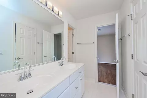 Bath - 8153 Stream Side Ct, Vienna, VA 22182 photo 6 of 9