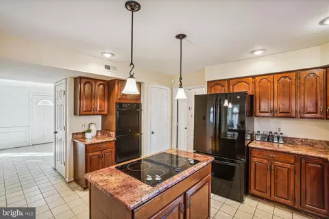 Kitchen - 7816 Valleyfield Dr, Springfield, VA 22153 photo 4 of 5