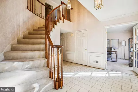 Entry Way - 7816 Valleyfield Dr, Springfield, VA 22153 photo 2 of 5