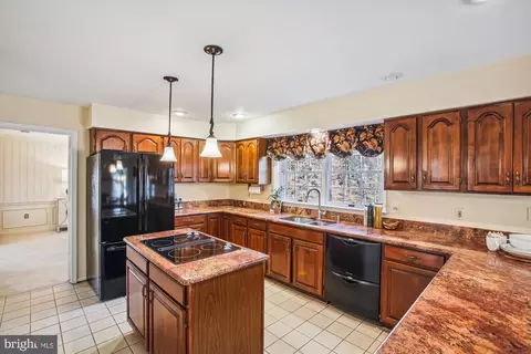 Kitchen - 7816 Valleyfield Dr, Springfield, VA 22153 photo 2 of 5