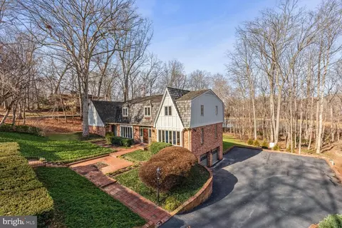 10112 Captain Hickory Pl, Great Falls, VA 22066