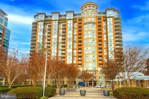 8220 Crestwood Heights Dr #713, Mclean, VA 22102