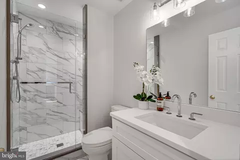 Bath - 6421 Linway Ter, Mclean, VA 22101 photo 3 of 4