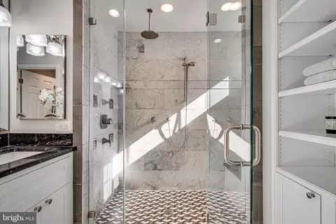 Bath - 6421 Linway Ter, Mclean, VA 22101 photo 2 of 4