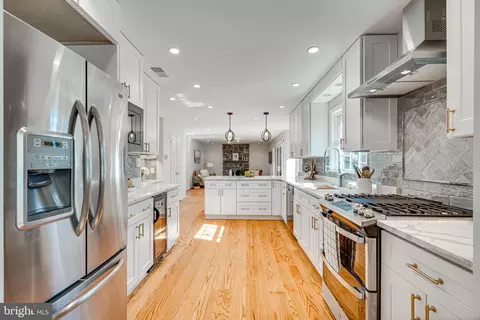 Kitchen - 6421 Linway Ter, Mclean, VA 22101 photo 2 of 7