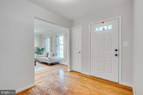 Entry Way - 6421 Linway Ter, Mclean, VA 22101 photo 2 of 5