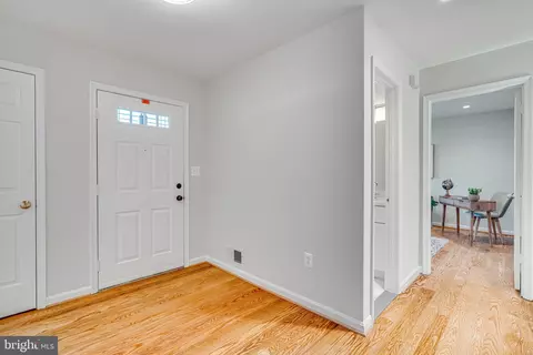 Entry Way - 6421 Linway Ter, Mclean, VA 22101 photo 3 of 5