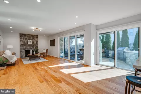 Living - 6421 Linway Ter, Mclean, VA 22101 photo 4 of 8