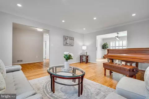 Living - 6421 Linway Ter, Mclean, VA 22101 photo 5 of 8