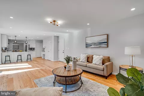 Living - 6421 Linway Ter, Mclean, VA 22101 photo 2 of 8