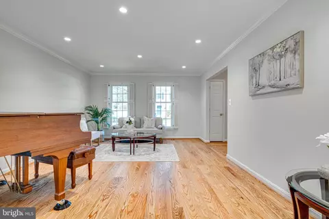 Living - 6421 Linway Ter, Mclean, VA 22101 photo 7 of 8