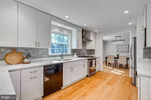 Kitchen - 6421 Linway Ter, Mclean, VA 22101 photo 5 of 7