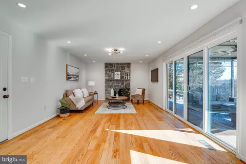 Living - 6421 Linway Ter, Mclean, VA 22101 photo 3 of 8