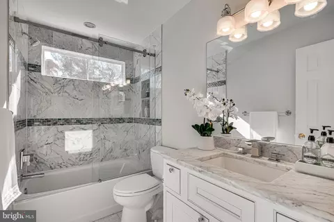 Bath - 6421 Linway Ter, Mclean, VA 22101 photo 4 of 4