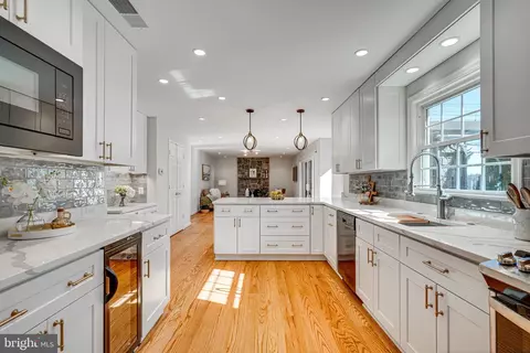 Kitchen - 6421 Linway Ter, Mclean, VA 22101 photo 4 of 7