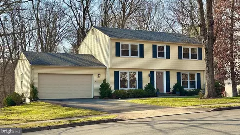 1513 Hiddenbrook Dr, Herndon, VA 20170