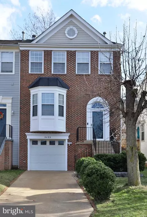 5833 Belcher Farm Dr, Centreville, VA 20120