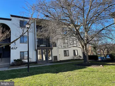 617 Center St #T4, Herndon, VA 20170