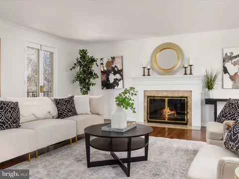 Living - 4078 Rosamora Ct, Mclean, VA 22101 photo 4 of 11