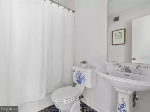 Bath - 4078 Rosamora Ct, Mclean, VA 22101 photo 4 of 5