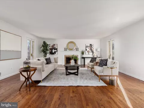 Living - 4078 Rosamora Ct, Mclean, VA 22101 photo 2 of 11