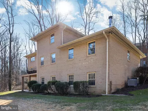 Exterior - 4078 Rosamora Ct, Mclean, VA 22101 photo 6 of 10