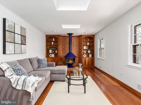 Living - 4078 Rosamora Ct, Mclean, VA 22101 photo 5 of 11