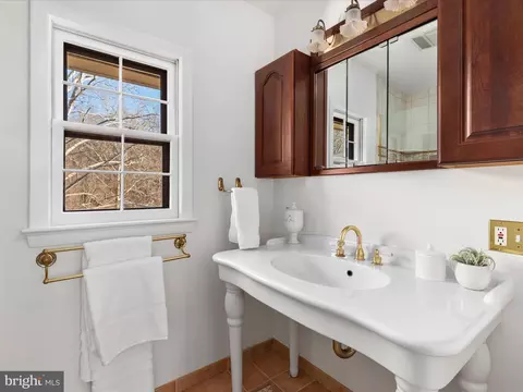 Bath - 4078 Rosamora Ct, Mclean, VA 22101 photo 3 of 5