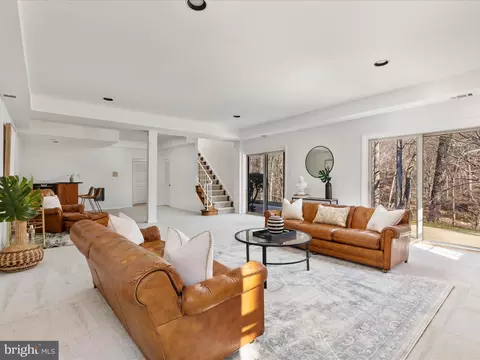 Living - 4078 Rosamora Ct, Mclean, VA 22101 photo 7 of 11
