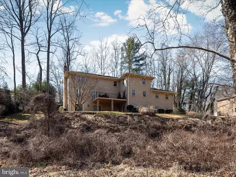Exterior - 4078 Rosamora Ct, Mclean, VA 22101 photo 2 of 10